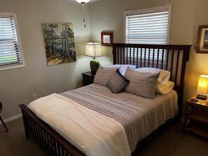 3 bedrooms, free WiFi, bed sheets - Cozy Waterfront Bungalow w/ Boat Dock & Fire Pit Perfect for the Weekend or Week (Monticello)