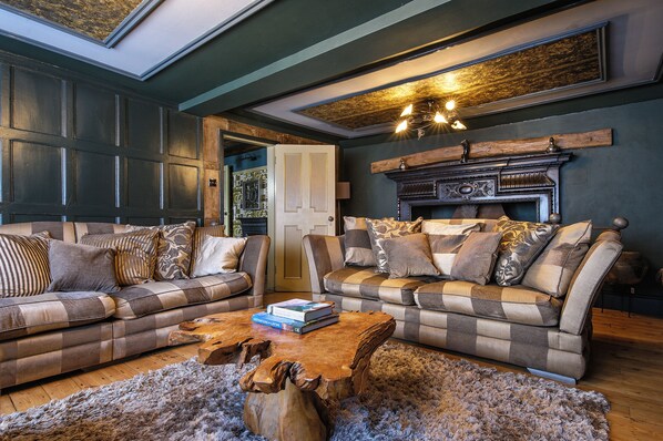 House | Living area | Flat-screen TV, fireplace