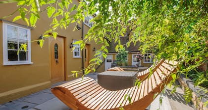 Luxury 2 Bed Manor House Hot Tub Cinema Room Skytv