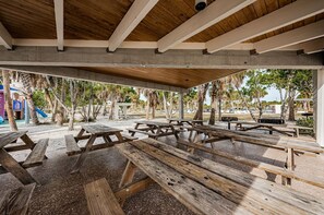 Outdoor dining - Villa 07 - Premium Plus - Aloha Kai Vacation Villas (Siesta Key)