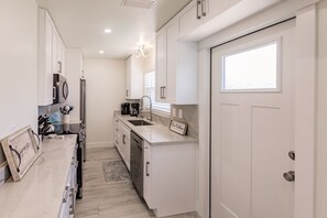 Fridge, microwave, dishwasher, coffee/tea maker - Villa 12 - Premium Plus - Aloha Kai Vacation Villas (Siesta Key)