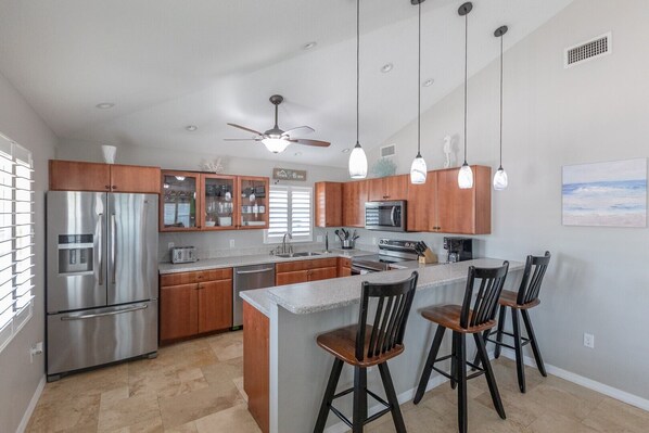 Kühlschrank, Wasserkocher mit Kaffee-/Teezubehör, Toaster