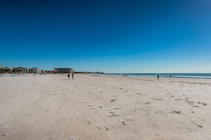 Una spiaggia nelle vicinanze