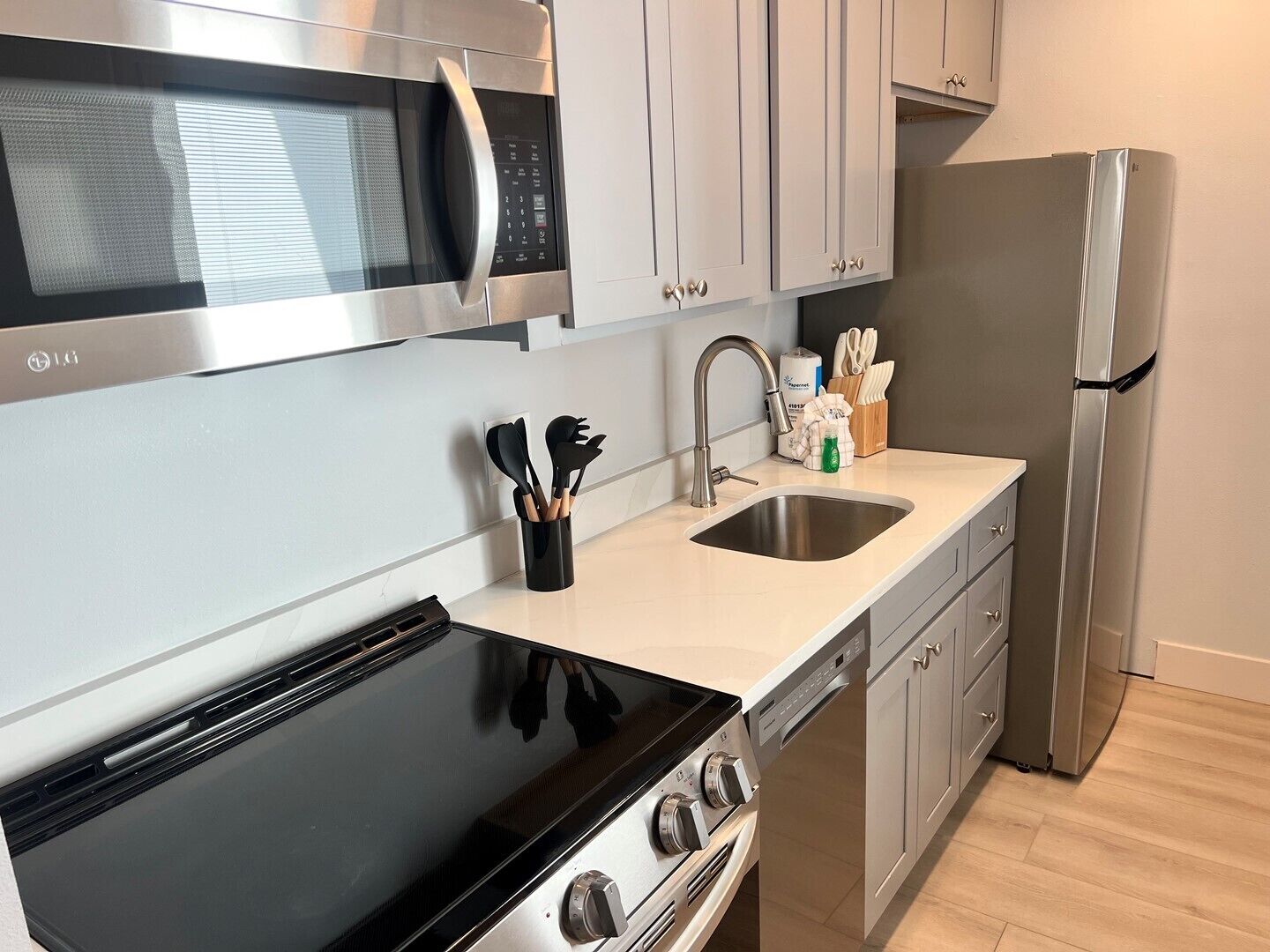 Fridge, coffee/tea maker, toaster