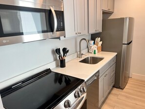 Køleskab, kaffe-/temaskine, brødrister