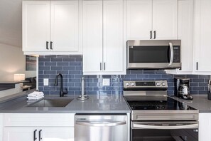 Coffee/tea maker, fridge, microwave, oven
