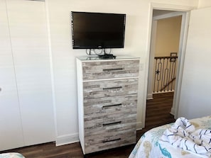 3 bedrooms, iron/ironing board, WiFi (free), bed sheets