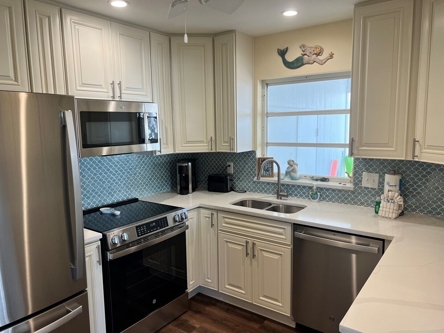 Fridge, coffee/tea maker, toaster