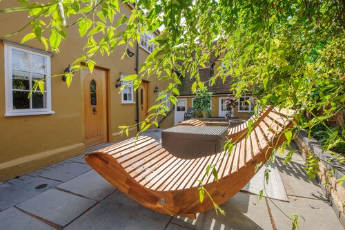 Luxury 3 Bed Manor House Hot Tub Cinema Room Skytv