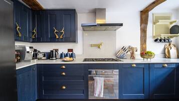 House | Private kitchen | Fridge, microwave, oven, stovetop