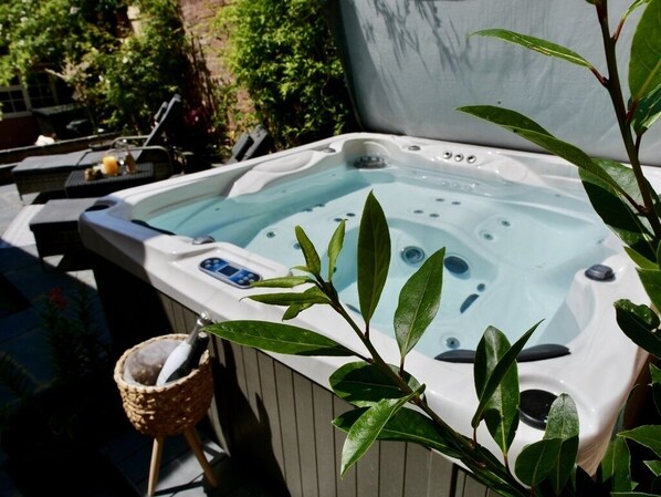 House | Property grounds - Luxury 3 Bed Manor House Hot Tub Cinema Room Skytv (Saffron Walden)