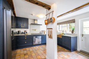 Chalet rustique | Cuisine privée | Réfrigérateur, four à micro-ondes, un four, surface de cuisson