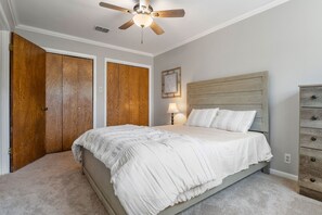 3 室のベッドルーム、デスク、アイロン / アイロン台、WiFi