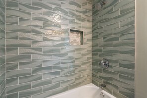 Baignoire à jets, sèche-cheveux, serviettes fournies, papier toilette