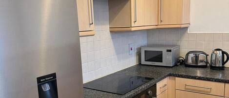 Departamento | Cocina privada | Refrigerador, microondas, horno y parrilla de estufa