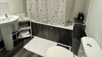 Căn hộ | Phòng tắm | Vòi sen/bồn tắm kết hợp, bồn tắm ngâm, đồ dùng nhà tắm miễn phí