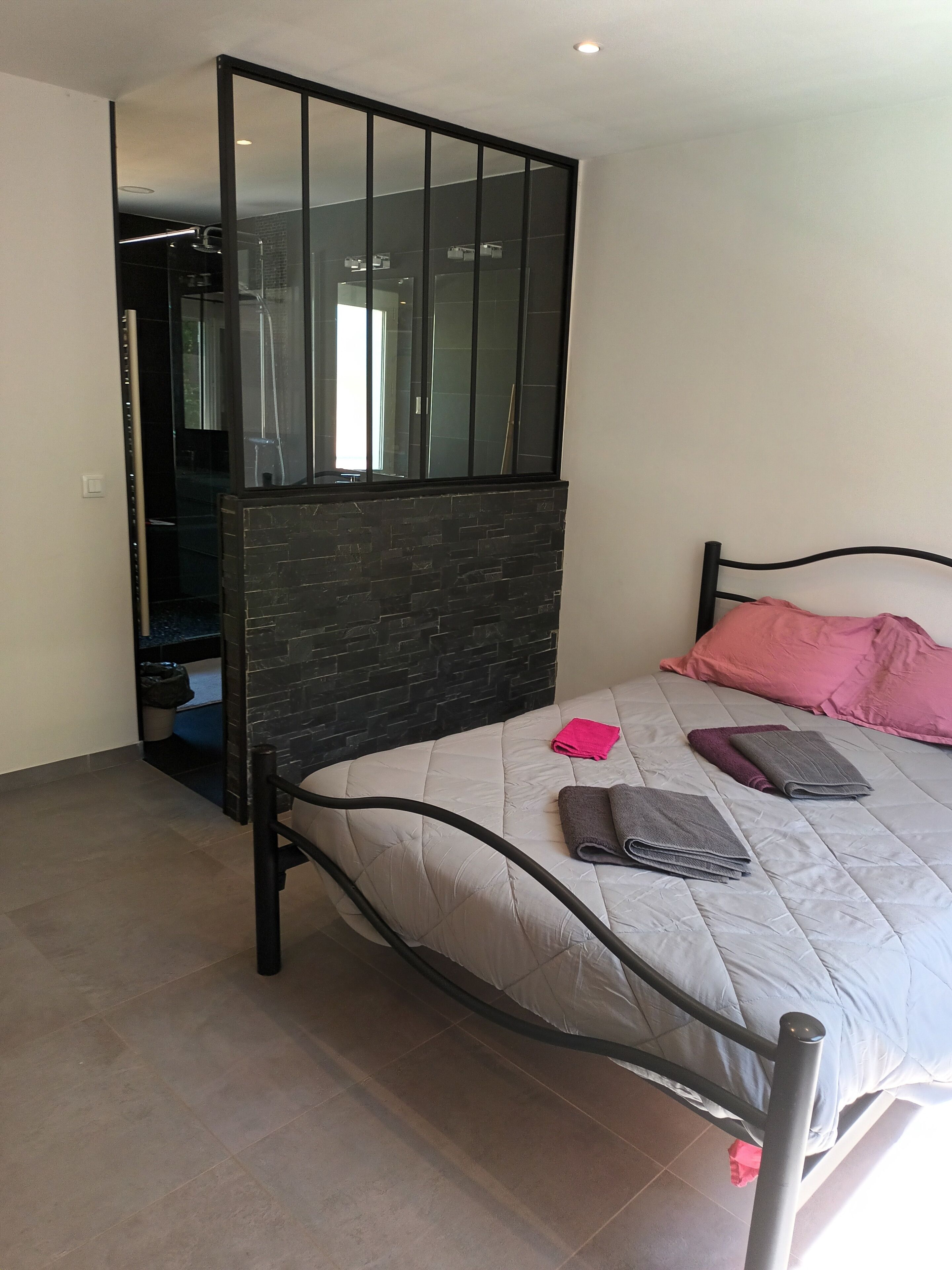 3 slaapkamers, een strijkplank/strijkijzer, wifi, beddengoed