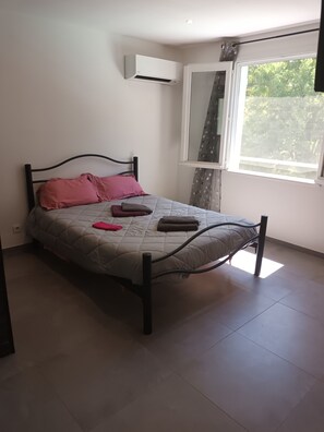 3 chambres, fer et planche à repasser, Wi-Fi, draps fournis