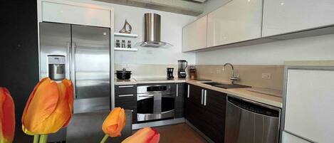 Kühlschrank, Mikrowelle, Ofen, Herdplatte