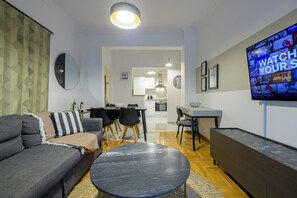 2 bedrooms, desk, iron/ironing board, free WiFi - Fully Renovated Flat in Prime Location (Athens)