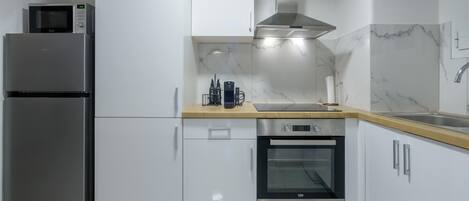 Comfort-Apartment | Eigene Küche | Großer Kühlschrank, Mikrowelle, Ofen, Geschirrspüler