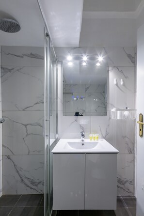 Comfort Apartment | Bathroom | Free toiletries, hair dryer, towels, toilet paper