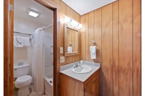 Hair dryer, towels, soap, shampoo - Birch Glen - Single Queen (Cascade)