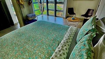 2 dormitorios, tabla de planchar con plancha, cuna de viaje