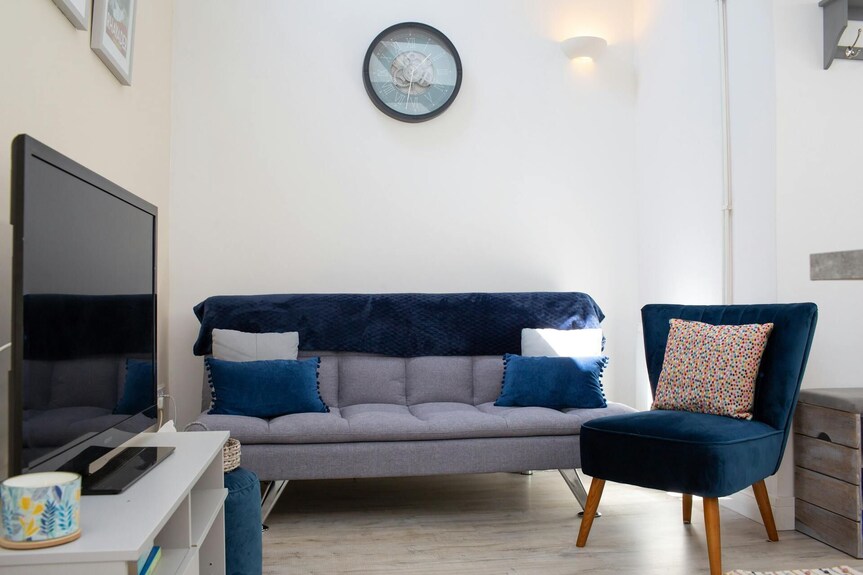 The Dairy, Newport - One Bedroom Cottage, Sleeps 2 - Pembrokeshire