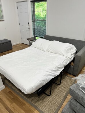 Iron/ironing board, WiFi, bed sheets - “Cozy Studio Retreat with Private Entrance & Parking near NYC -Westchester Gem!" (White Plains)