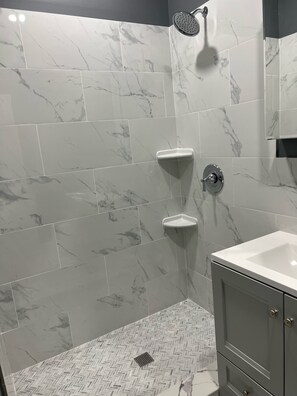 Shower, towels, soap, toilet paper - “Cozy Studio Retreat with Private Entrance & Parking near NYC -Westchester Gem!" (White Plains)