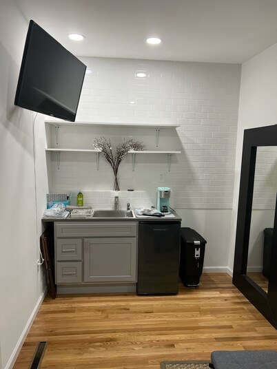 “Cozy Studio Retreat with Private Entrance & Parking near NYC -Westchester Gem!"