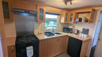 Cabin | Private kitchen | Fridge, microwave, oven, stovetop