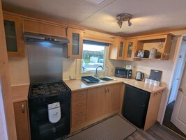 Cabin | Private kitchen | Fridge, microwave, oven, stovetop
