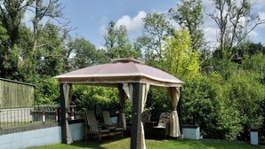 A gazebo with a roof, surrounded by grass and trees. - The Annexe, Llandysul (Penrhiw-llan)