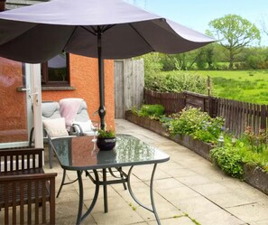 Outdoor dining - Goitre Bach, Aberaeron (Llwyncelyn)