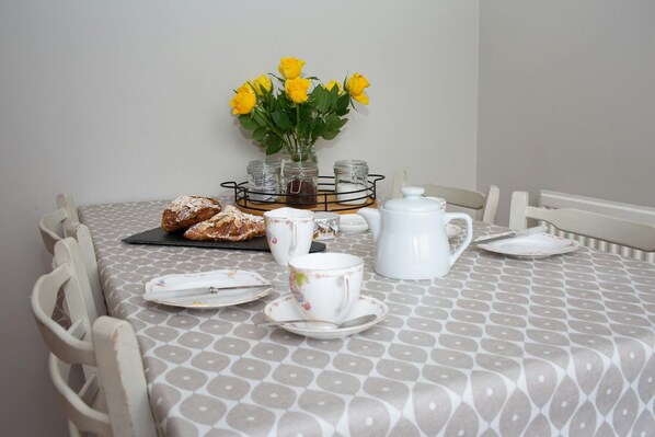 Dining - Goitre Bach, Aberaeron (Llwyncelyn)