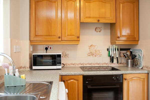 Frigorifero, microonde, tostapane, pentole/stoviglie/utensili