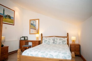 3 bedrooms, free WiFi, bed sheets - Pine Cottage, Little Haven (Little Haven)