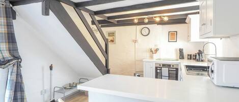 Kjøleskap, mikrobølgeovn og kjøkkenutstyr