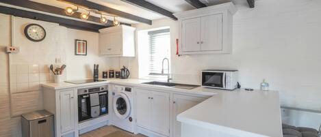 Kühlschrank, Mikrowelle, Kochgeschirr/Geschirr/Besteck