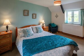 3 quartos, ferros/tábuas de passar roupa, berço de viagem