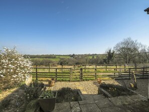 Property grounds - Y Beudy, Crymych - Three Bedroom Cottage, Sleeps 7 (Crymych)