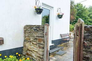 Terrace/patio - Lower Cottage, Newcastle Emlyn (Cwmhiraeth)