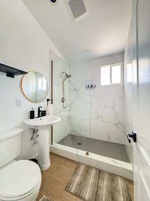 Een douche, een haardroger, handdoeken, zeep