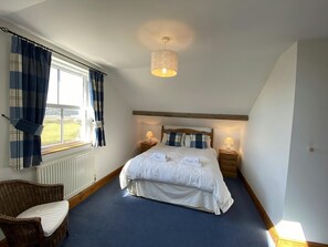 3 室のベッドルーム、WiFi (無料)、ベッドシーツ