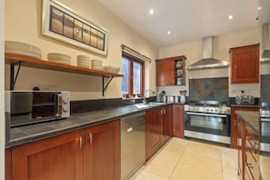 Fridge, microwave, dishwasher, toaster - Glendale, Saundersfoot (Saundersfoot)
