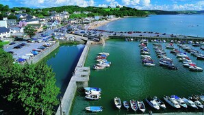 Une ville côtière dotée d’un port de plaisance, de maisons et d’une plage.