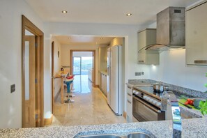 Réfrigérateur, micro-ondes, four, lave-vaisselle