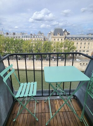 Outdoor dining - Notre Dame and Seine River View (Paris)